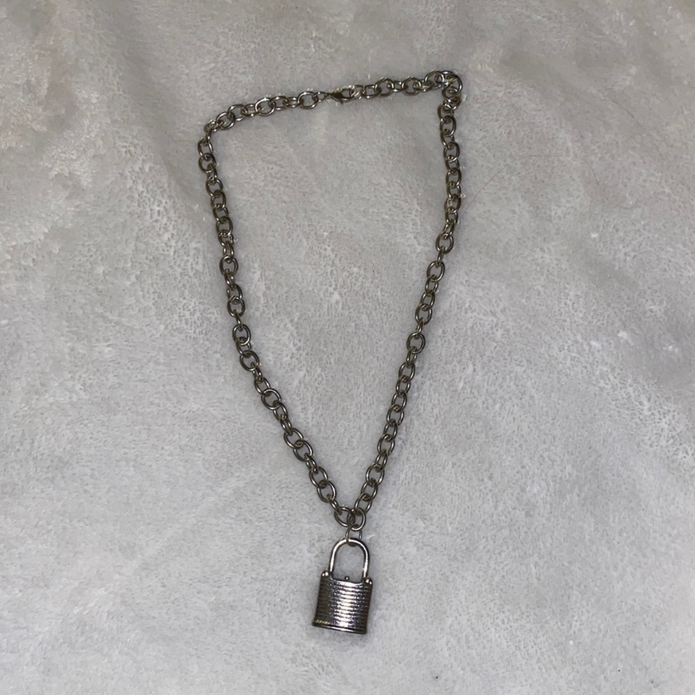 LOCK CHAIN- URBAN OUTFITTERS
